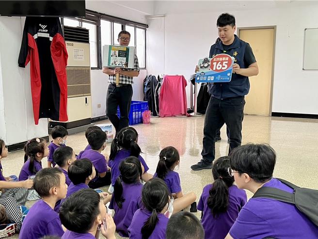 海山国小附设幼稚园86名萌娃今参访海山分局。（海山分局提供）