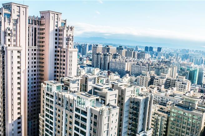 新竹市晴空匯大楼火警引发各界关注超高大楼救灾问题，县长杨文科28日以竹北市21层以上大楼有204栋，要求相关单位加强社区大楼安检和防灾宣导。（罗浚滨摄）