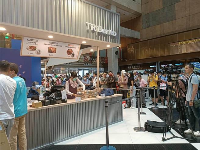 台铁2023年铁路便当节涌现排队人潮。（本报资料照片）