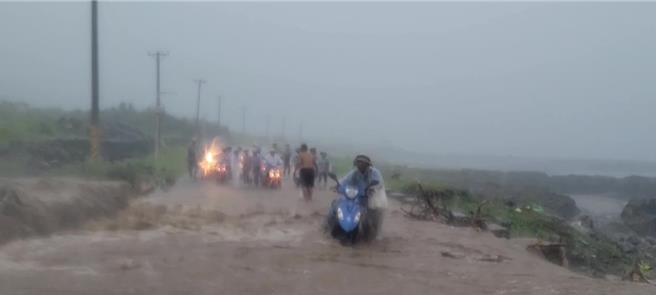 蘭嶼野溪暴漲民眾打算涉險通行。（阿樂本提供／蔡旻妤台東傳真）