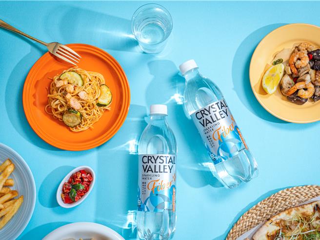 「礦沛 PLUS ＋纖維氣泡水」即起於量販通路登場，建議售價30元。（金車集團提供／朱世凱台北傳真）