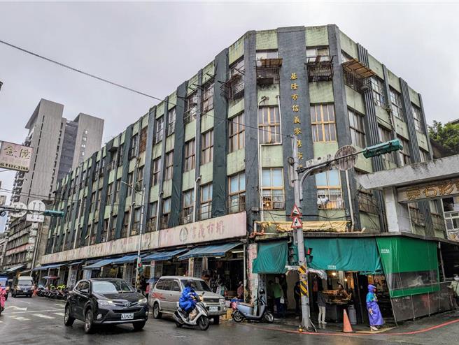 基隆市政府表示，已有51年歷史的公有信义市场将自明年农历年后逐步展开摊商迁移至中继市场，后续将于原地透过都更方式改建。（张志康摄）