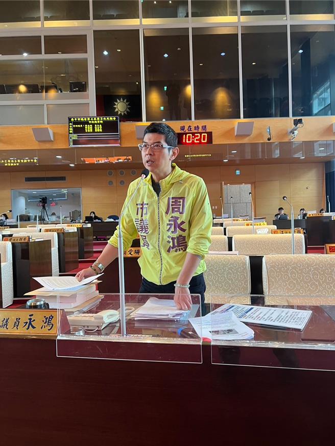 台中市议员周永鸿28日指出，市长卢秀燕上周在议会说支持国会改革案，「和美国国会制度一模一样」是移花接木概念。（陈淑娥摄）