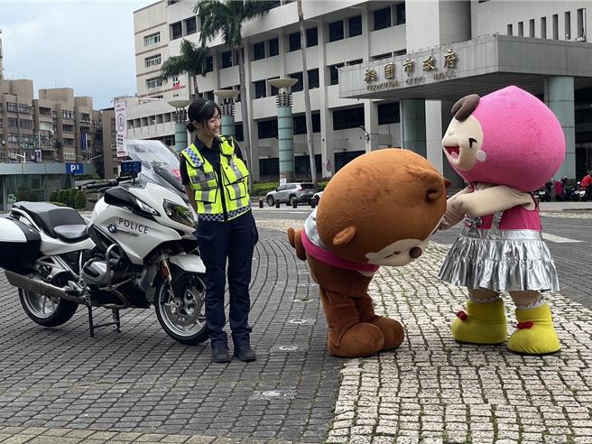 桃園市政府警察局與新聞處合作，拍攝「行人安全」交通宣導影片，請來最萌吉祥物「ㄚ桃、園哥」搭配警察局形象大使顏孜庭，以俏皮方式演繹。（市府提供／蔡依珍桃園傳真）