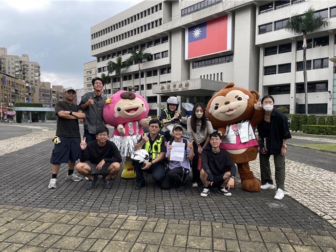 桃園市政府警察局與新聞處合作，拍攝「行人安全」交通宣導影片，請來最萌吉祥物「ㄚ桃、園哥」搭配警察局形象大使顏孜庭，以俏皮方式演繹。（市府提供／蔡依珍桃園傳真）