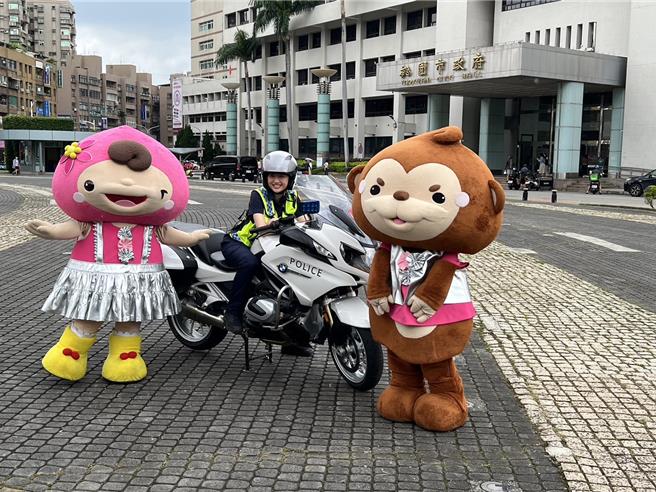 桃園市政府警察局與新聞處合作，拍攝「行人安全」交通宣導影片，請來最萌吉祥物「ㄚ桃、園哥」搭配警察局形象大使顏孜庭，以俏皮方式演繹。（市府提供／蔡依珍桃園傳真）