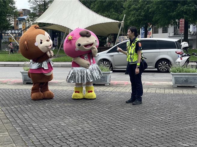 桃園市政府警察局與新聞處合作，拍攝「行人安全」交通宣導影片，請來最萌吉祥物「ㄚ桃、園哥」搭配警察局形象大使顏孜庭，以俏皮方式演繹。（市府提供／蔡依珍桃園傳真）