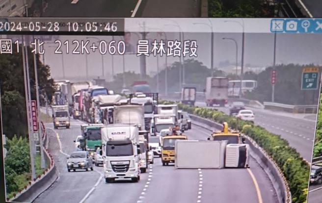 国道1号南向员林路段，今日早上10点左右，发生一起小货车擦撞小客车意外，造成货车侧翻横躺在内侧及中线车道上，一度造成塞车。（警方提供／叶静美彰化传真）