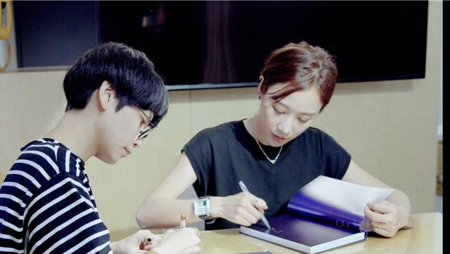 方宥心（右）和插畫師呂綵庭Baw為書簽名。（圖／寶田文創提供）