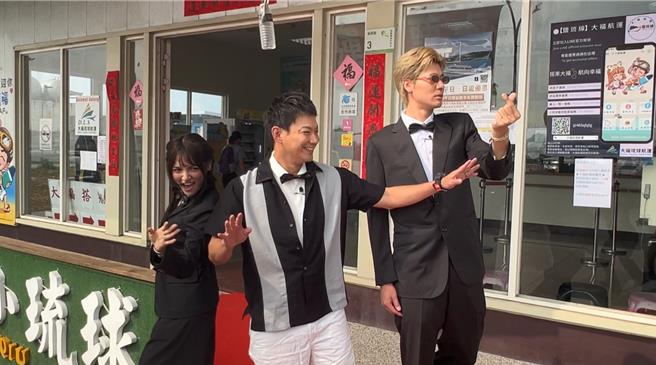 朵拉（左起）、威廉、风田一同到小琉球出外景。（图／TVBS提供）