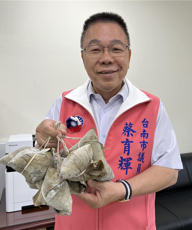 台南市议员蔡育辉说，他为民服务至今，最多一天吃13颗，现在已是「闻粽色变」。（蔡育辉提供／张毓翎台南传真）