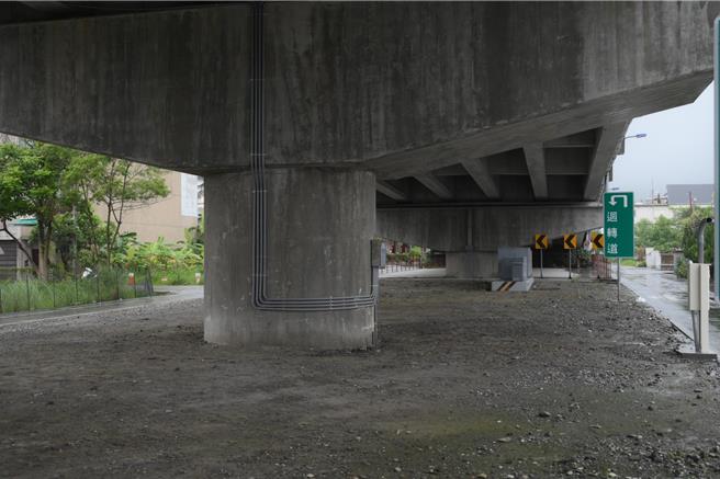 花蓮市公所為完善轄內親子公園建設，預計運用十六股大道橋下百坪閒置空間，設置兒童遊樂設施與體健設備。（花蓮市公所提供／羅亦晽花蓮傳真）