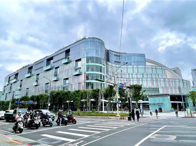 先前传出周杰伦有意8月在大巨蛋办演唱会，远雄副总经理杨舜钦表示，需等消防安全基金会审查通过，目前演唱会都还没办法回覆。（刘玮晴摄）