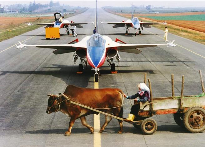 最快與最慢。民國80年代，三架IDF戰機在滑行道整備時，恰好有農人駕牛車經過。漢翔公司提供