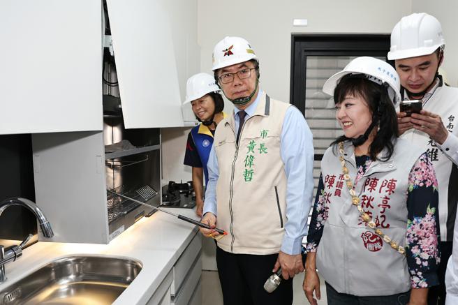 市長黃偉哲視察成功公宅。（圖／台南市政府）