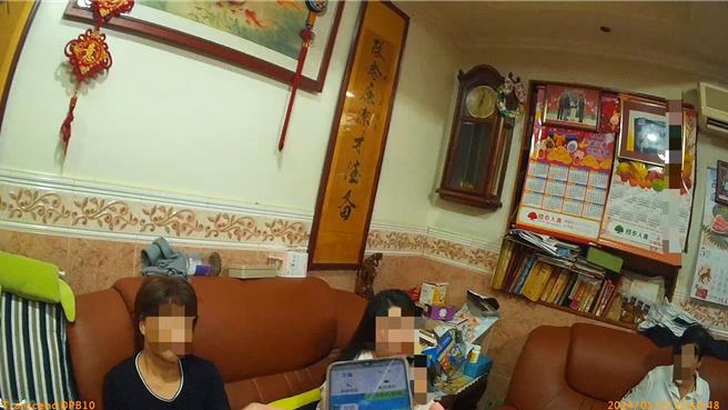 台中市雾峰区7旬王姓妇人网恋自称「叙利亚军官」的王姓男子，近日王男称要回台和王女共同生活，需先缴纳38万保证金给联合国，王妇急向儿子借款，经警方苦苦劝说才免于爱情陷阱。（民眾提供／潘虹恩台中传真）