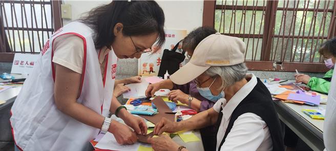 老人福利關懷協會近日更推動「銀髮世代活躍老化計畫」，要讓健康及亞健康長者延緩老化。（林良齊攝）