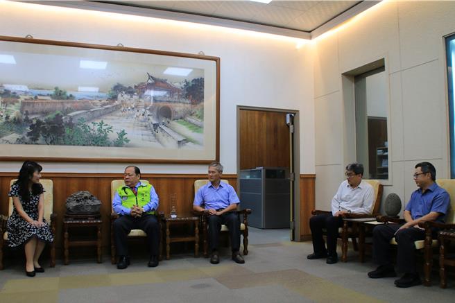 旅外企業泰嘉開發建設設基金會助學，澎湖縣長陳光復（左二）頒贈感謝狀，由基金會執行長林茵婷（左一）代表接受。圖為縣長室拜會受獎，包括縣府秘書長蔡淇賢（左三）與教育處長林長安（右一）皆在場。（許逸民攝）