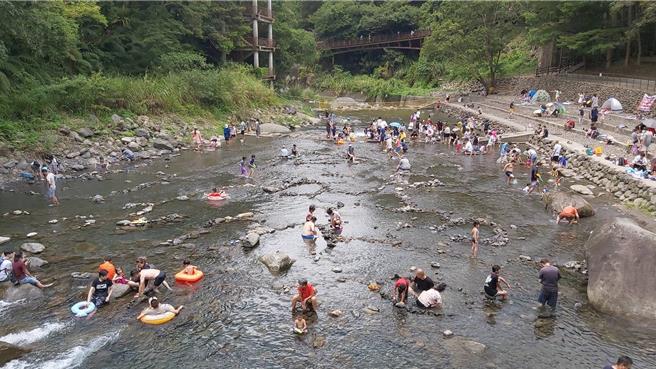 桃园市復兴区小乌来宇内溪戏水区今年6月1日起对外开放，除公共厕所、淋浴间整修外，更新增1处野溪温泉。（桃市观旅局提供／吕筱蝉桃园传真）