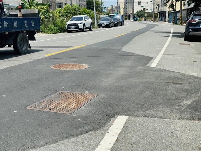 关庙区中山路一段路面到处补丁，用路人抱怨骑车不时滑倒，民怨四起。（陈皇宇服务处提供／曹婷婷台南传真）