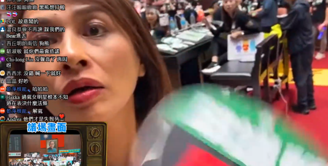 民進黨立委邱議瑩突然上前，用手中扇子打藍委羅智強的手機和臉，還嗆「你就是垃圾」。(翻攝自羅智強直播)