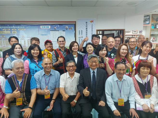 新北市原民局长Siku Yaway林玮茜（中）共同举行揭牌仪式。（张铠乙摄）