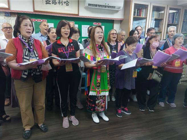 当地原住民长者欢庆献唱阿美族语、中文、闽南语诗歌。（张铠乙摄）