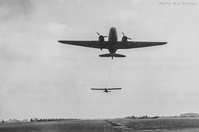 C-47拖曳CG-4滑翔機，但是在諾曼第戰役時期，滑翔機的存活率很差，造成許多盟軍士兵不必要的犠牲。(圖/美國國會圖書館)