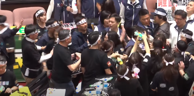 民進黨立委邱議瑩今下午院會時，突上前攻擊國民黨立委羅智強的直播手機，國民黨立委徐巧芯立刻上前與邱拉扯，現場藍綠爆發一波肢體、口角衝突。(截自中時新聞直播)