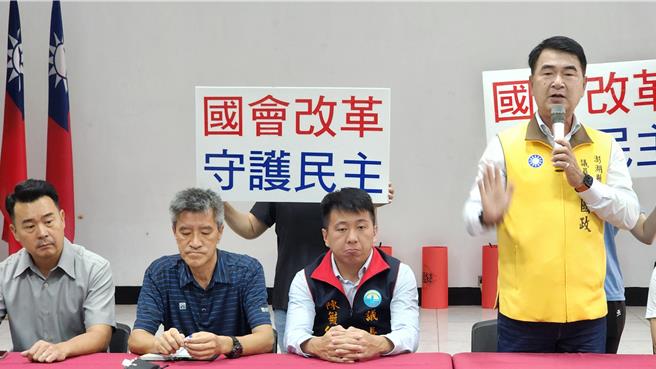 2024年5月28日澎湖县／反制「青鸟行动」，澎县议会国民党团28日隔海声援国会改革法案，右起国民党党团书记长许国政、议长陈毓仁、党籍议员吴政杰和庄光大。（许逸民摄）