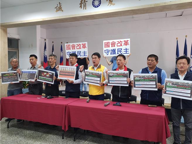 2024年5月28日澎湖县／反制「青鸟行动」，澎县议会国民党团28日隔海声援国会改革法案。（许逸民摄）
