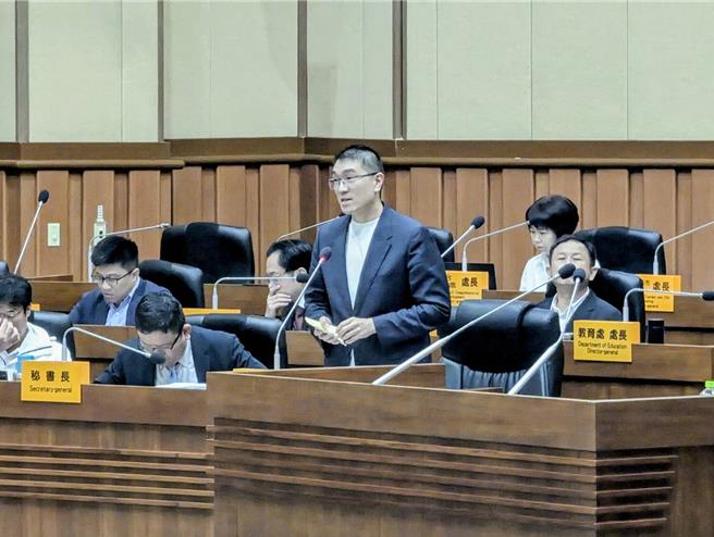 基隆市长谢国梁（中立者）说明，港景摩天轮不会纳入今年度追加预算或明年度总预算中。（张志康摄）