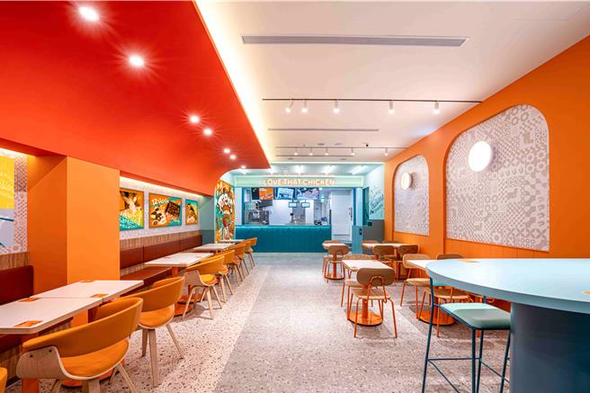 Popeyes以橘、藍色調展現路易斯安那的熱情感。（Popeyes提供／朱世凱台北傳真）