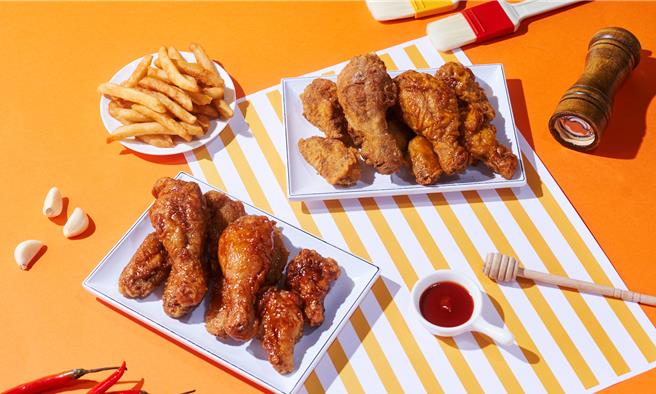 橋村炸雞「半半系列」一次能吃到兩種風味，是店內人氣品項。（王座國際餐飲集團提供／朱世凱台北傳真）