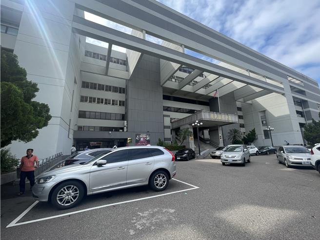 台中21歲臨時工，連續12天不停歇，分別在捷運站公廁、員工宿舍等，與國中女合意性交12次，法官判應執行徒刑9月，可上訴。（王煌忠攝）