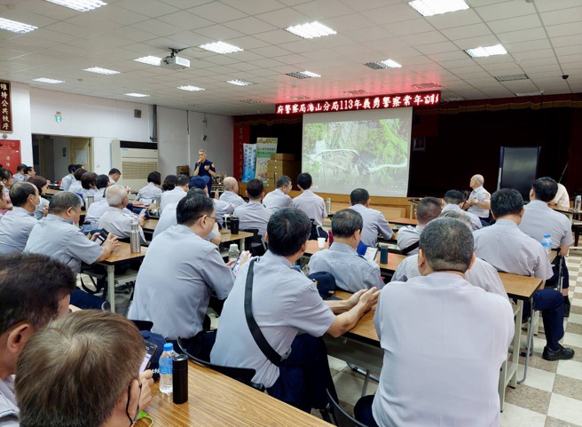 警方于会中特别公开表扬7位届龄退休的资深义警人员。（图 / 警方提供）