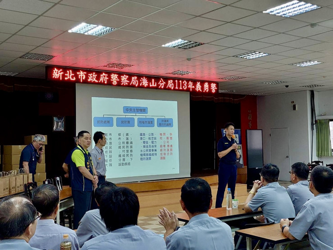 副分局长陈嘉鹏讲解当下最新诈骗手法、反制技巧。（图 / 警方提供）