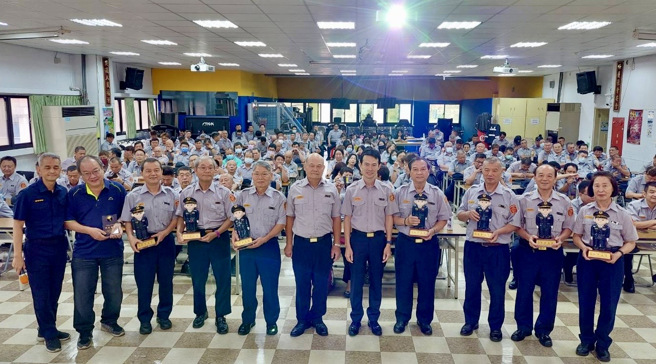 海山分局说，感谢资深义警的服务热忱及奉献精神，足为所有义警学习效法。（图 / 警方提供）