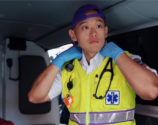 今年度「十大傑出救護技術員」名單出爐，桃園市消防局興國消防分隊高級救護員許育豪脫穎而出獲得第3名殊榮。(桃市消防局提供／呂筱蟬桃園傳真)