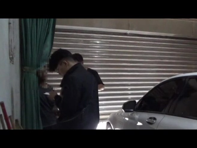 警方在桃園市觀音區陳嫌住所，當場查獲毒品分裝場。（翻攝畫面）