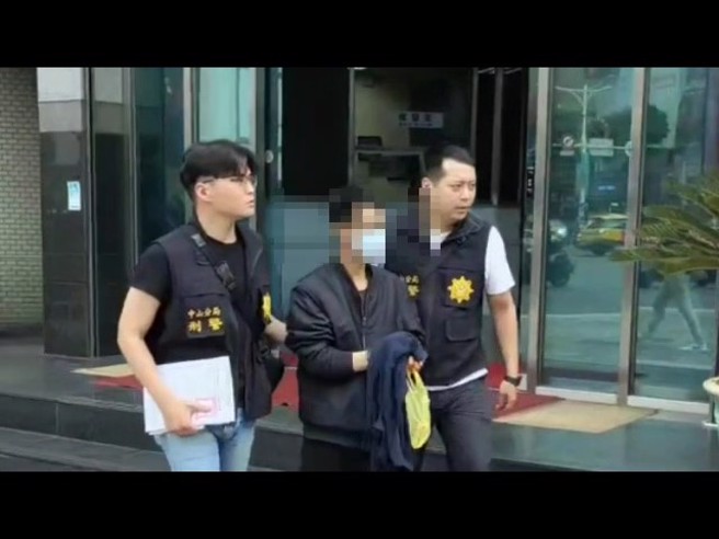 警方在桃園市觀音區陳嫌住所，當場查獲毒品分裝場。（翻攝畫面）