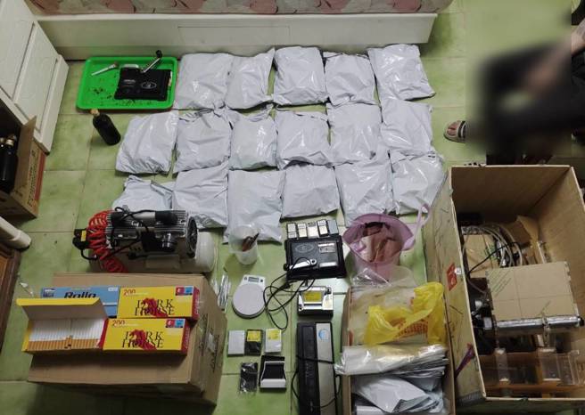 警方在桃園市觀音區陳嫌住所，當場查獲毒品分裝場，及相關證物。（翻攝畫面）
