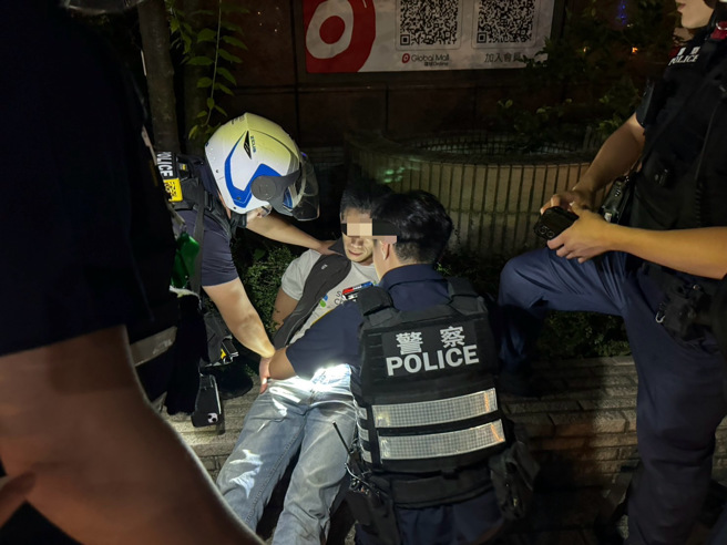 林男見警神色大變，頻頻東張西望並試圖躲避，引起員警注意。（圖／警方提供）