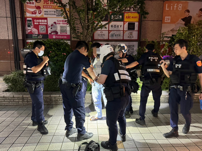 林男見警神色大變，頻頻東張西望並試圖躲避，引起員警注意。（圖／警方提供）