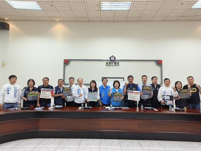 國民黨嘉義縣市議員齊呼「國會改革，反貪查弊」、「 陽光國會 民主制衡」，表達聲援。（廖素慧攝）