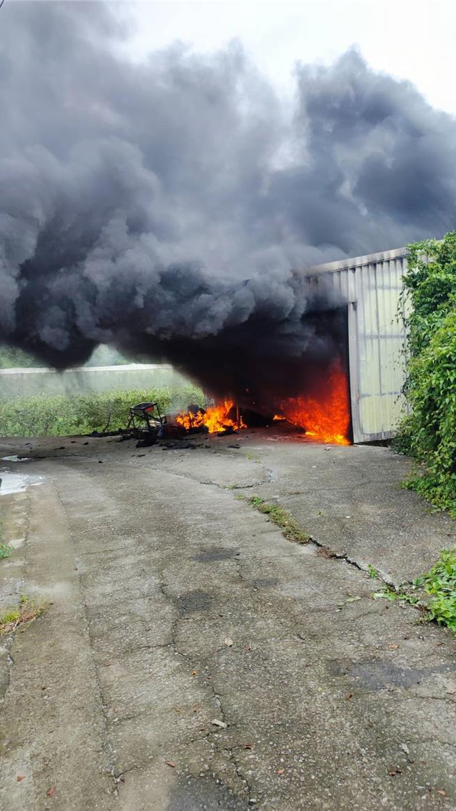 台南市楠西区水库路、茄拔路交叉口一座铁皮屋仓库发生火警。（民眾提供／宝智华台南传真）