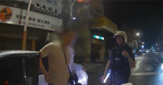 花莲后备指挥部29岁范姓上尉，日前晚间酒驾行经闪红灯路口，未依规定减速停让遭警拦查，发现其酒测值为0.44毫克，超出法定标准，全案依法移送侦办。（警方提供／罗亦晽花莲传真）