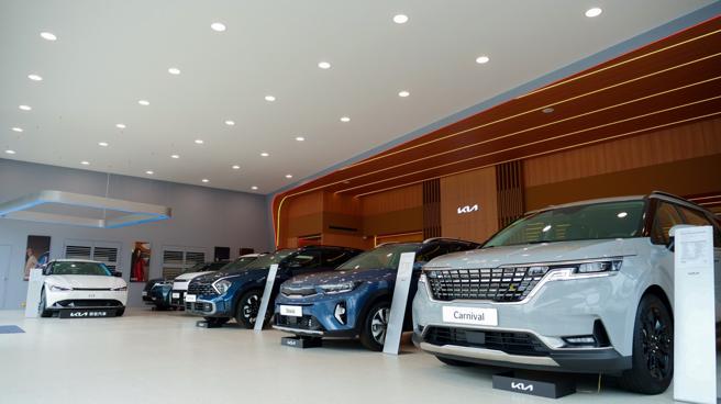 Kia全新升級的3S展示中心，以全新CI 2.0品牌識別亮相，展示區呈現未來感與寧靜感，讓顧客能關注在產品上。（台灣森那美起亞提供）