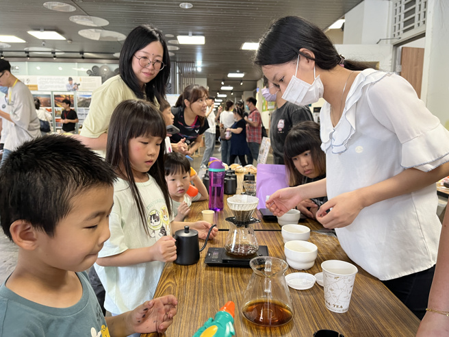 本次親子共學嘉年華會邀請了在地的小農、職人參與活動，一同構成小小市集。(照片/國立暨南國際大學提供)