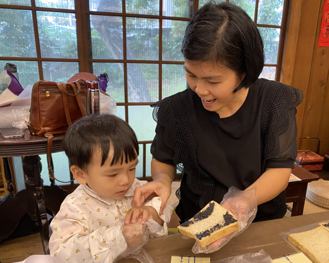 越南新住民麗雲(右)和兒子一起製作美味健康的三明治。(移民署嘉義市服務站提供)